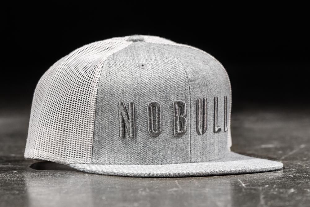 NOBULL Caps - Nobull Flat-Brim Trucker Svijetlo Sive (982674-NVY)